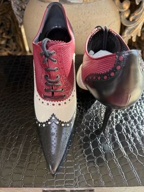 Classic Gucci Red, White & Black Pointed toe spectators